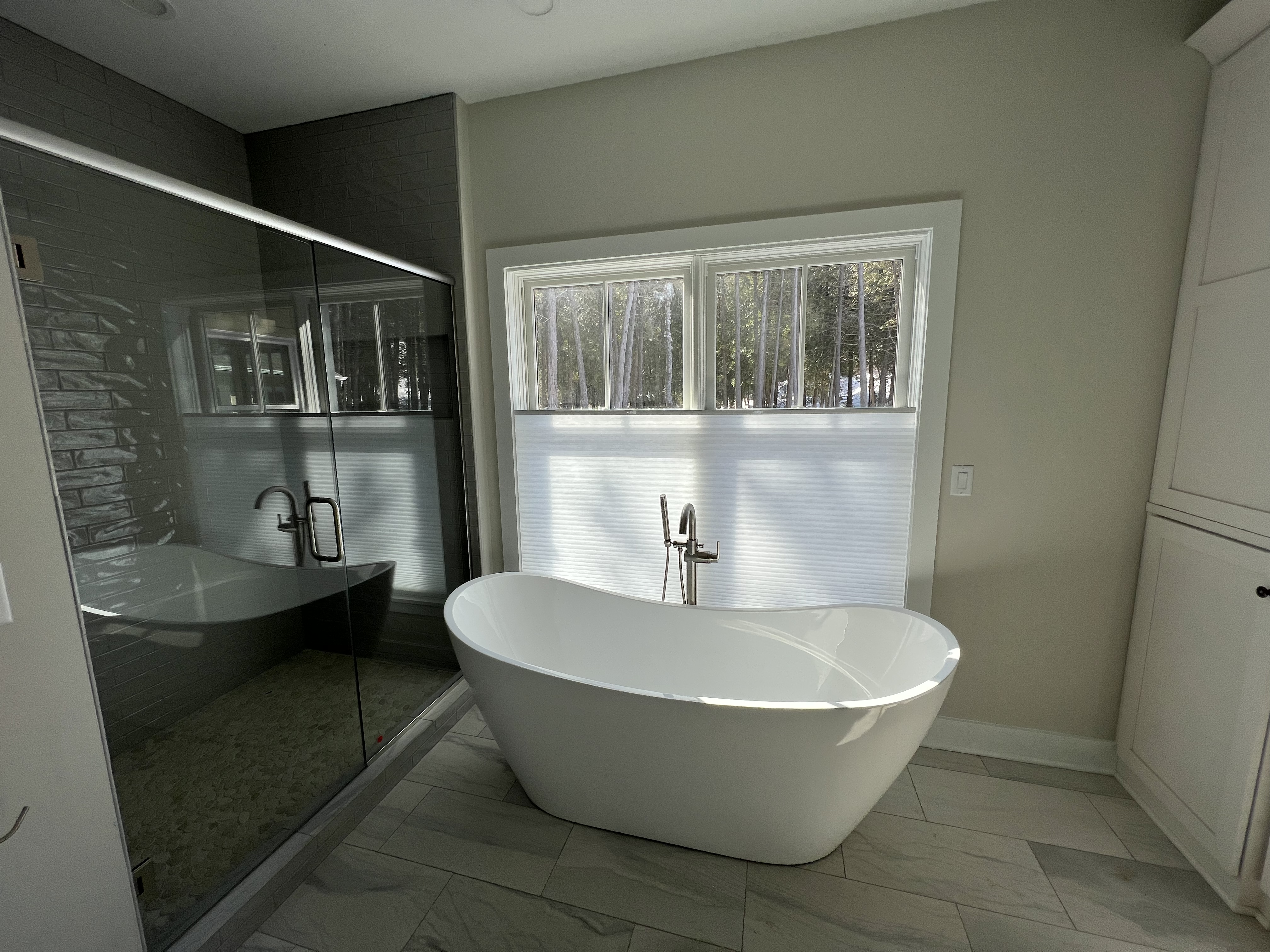 ???? Clean lines meet practical privacy! These top-down/bottom-up shades bring soft light while letting you relax without a care. ✨ Style and function in one perfect fit.