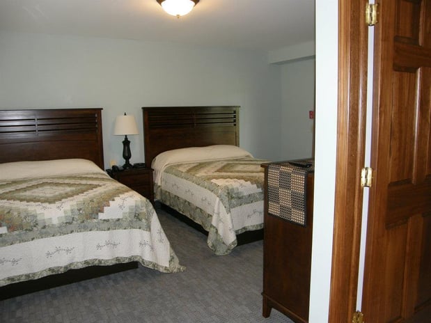 Images Redwood Inn & Suites