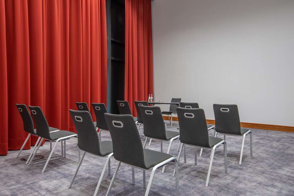 Exchange meeting room theater seating Radisson Blu Hotel, Frankfurt Frankfurt 069 7701550