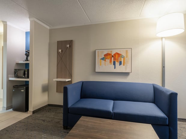 Images Holiday Inn Express & Suites Greensboro-(I-40 @ Wendover) by IHG
