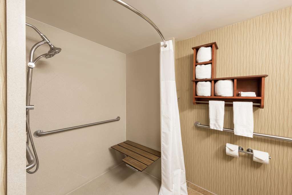 Guest room bath