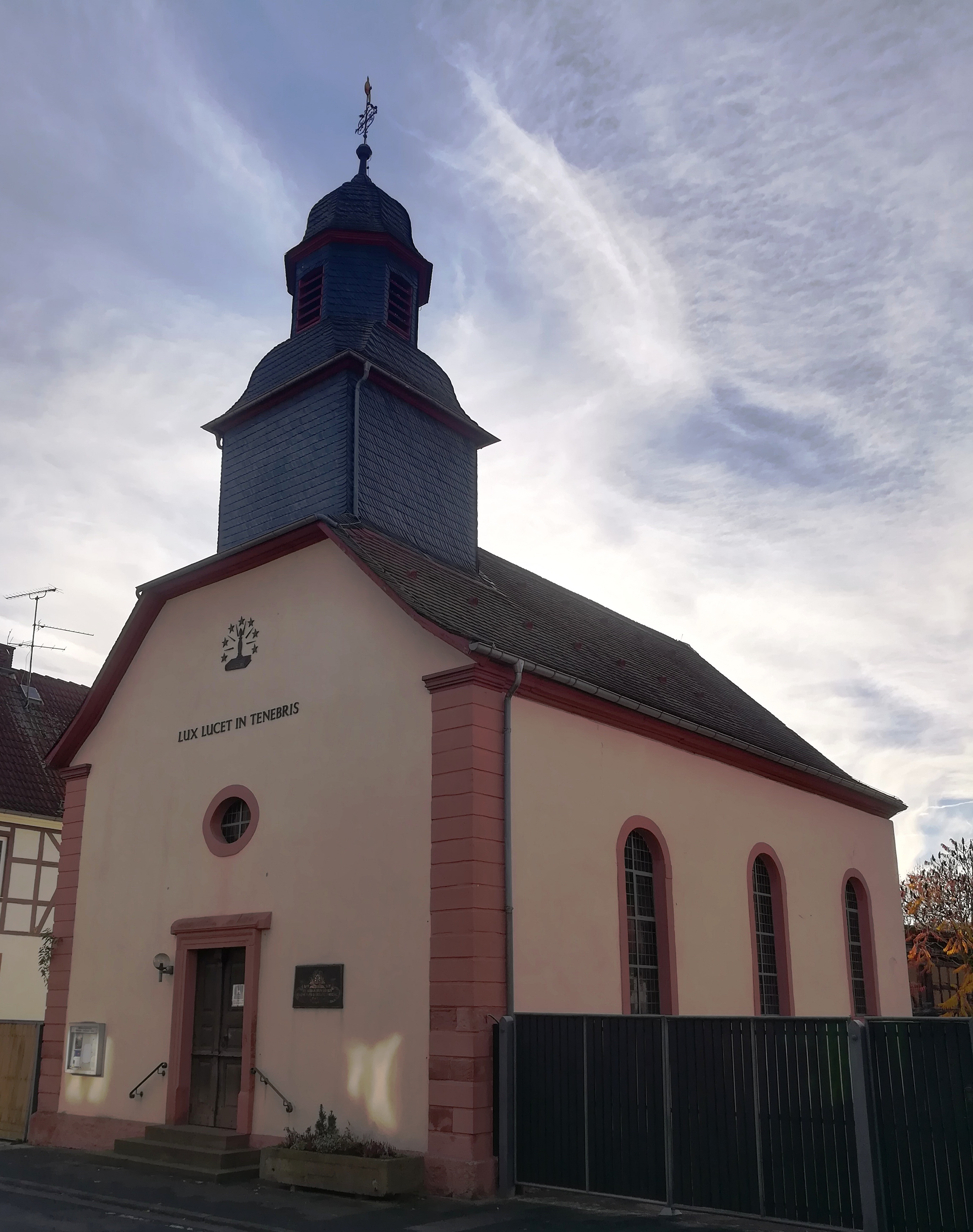 Bild 1 Evangelische Kirche Wembach - Evangelische-reformierte Kirchengemeinde Waldenser-Kolonie Rohrbach-Wembach-Hahn in Ober-Ramstadt