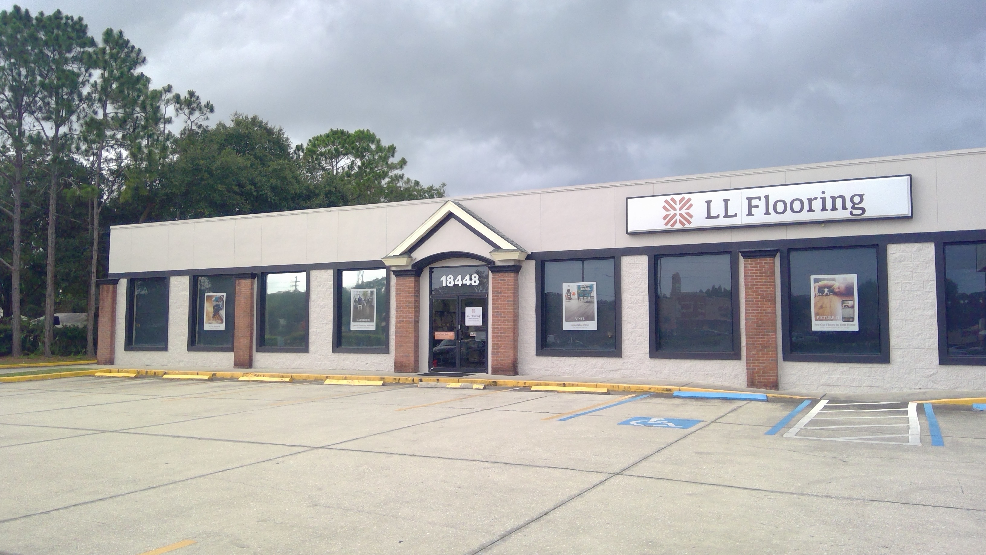 LL Flooring #1045 Lutz | 18448 N US Highway 41 | Storefront LL Flooring Lutz (813)909-7744