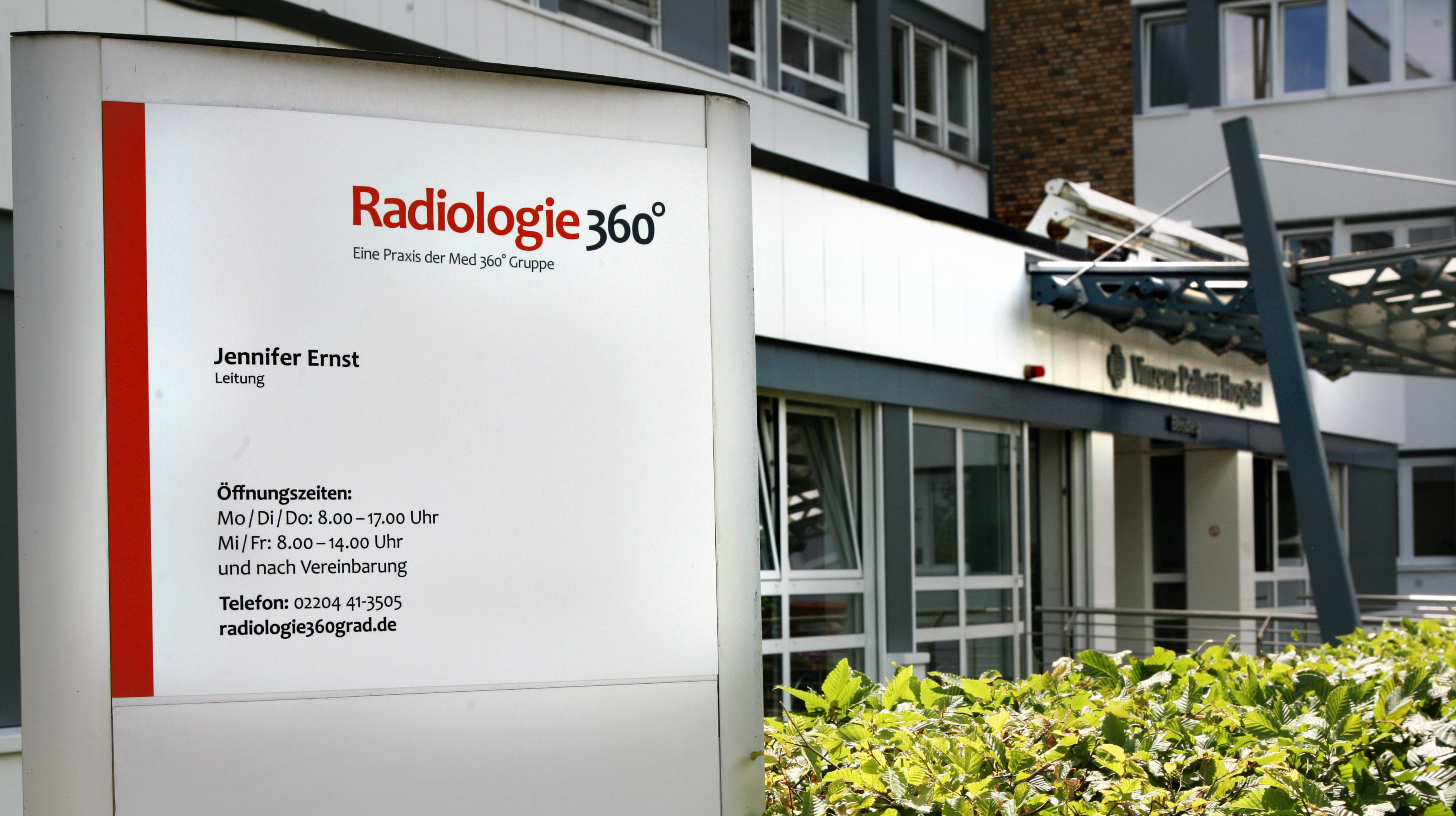 Eingangsschild zur Radiologie 360°  am Vinzenz Pallotti Hospital in Bergisch Gladbach