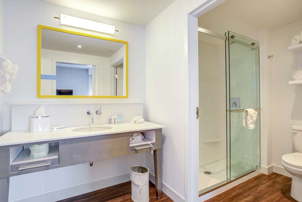 Guest room bath