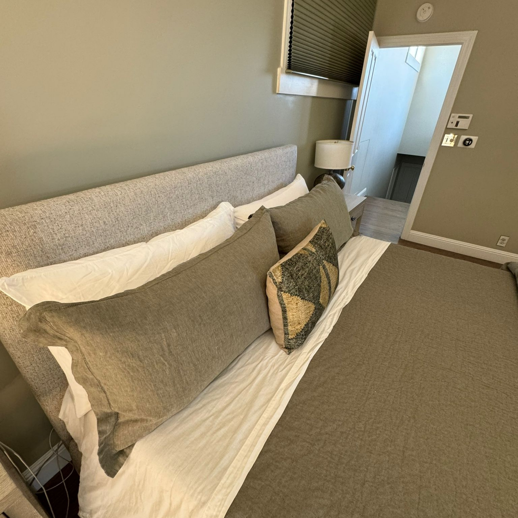 Cozy bedroom with modern design.