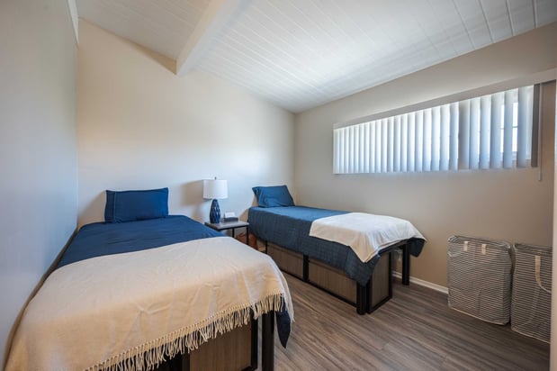 Images Solis Isla Vista