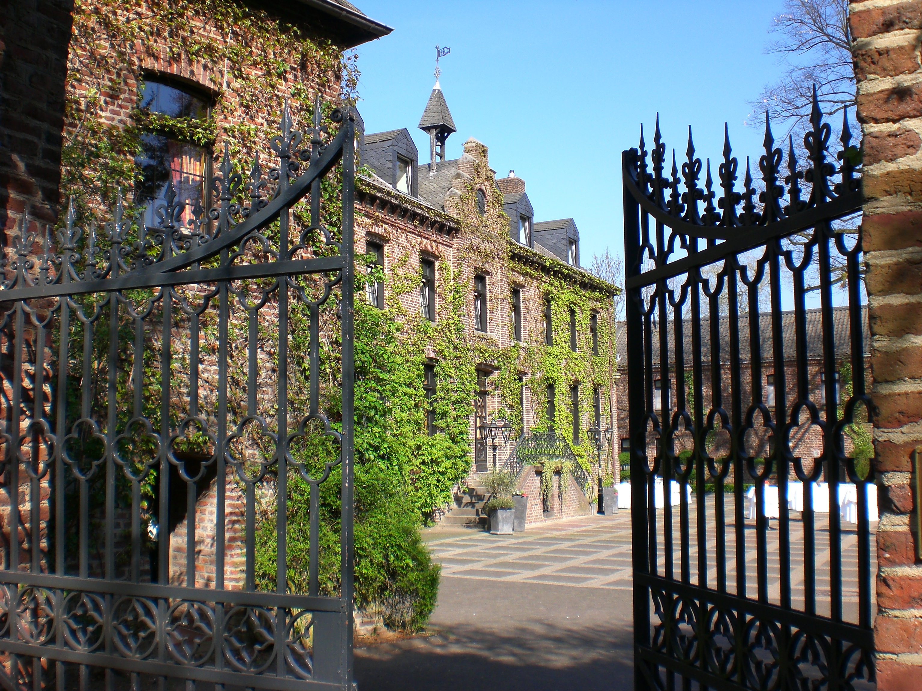 Burg Wegberg Hotel und Eventlocation in Wegberg - Logo