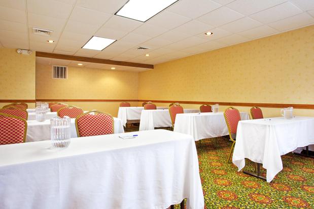 Images Candlewood Suites Grand Rapids Airport by IHG