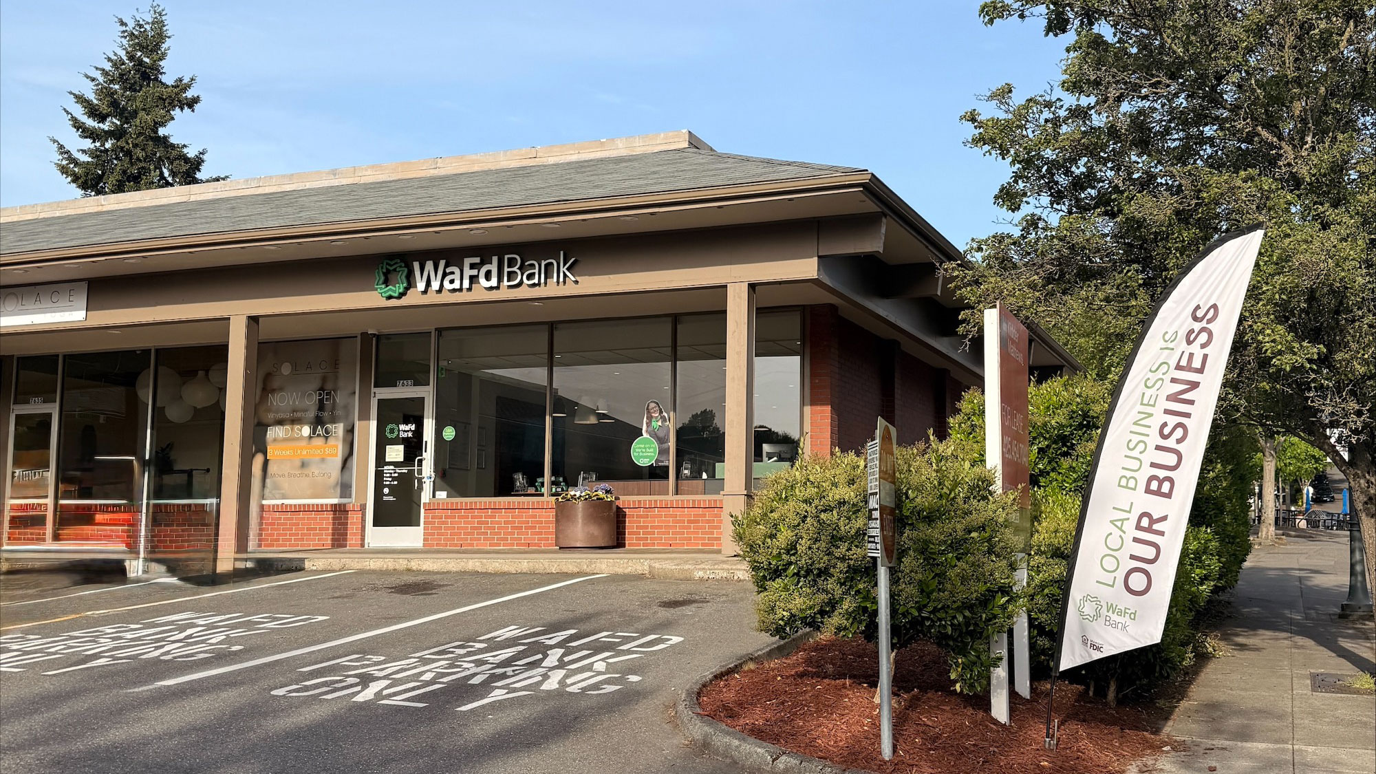 Photo of the WaFd Bank Branch location in Mercer Island, Washington. Located at 7633 SE 27th St, Mercer Island, WA 98040.