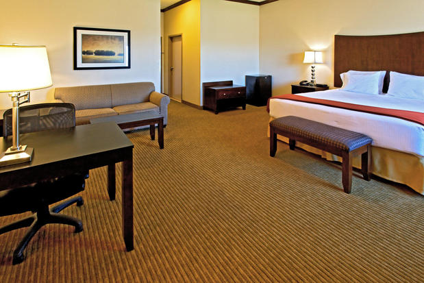 Images Holiday Inn Express & Suites Cleburne, an IHG Hotel