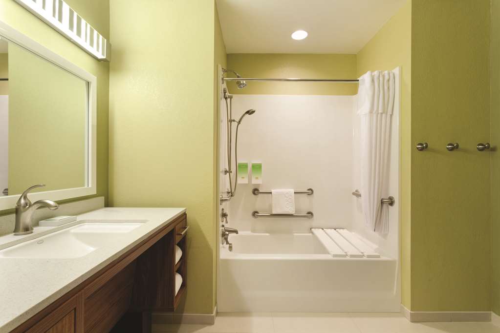 Guest room bath