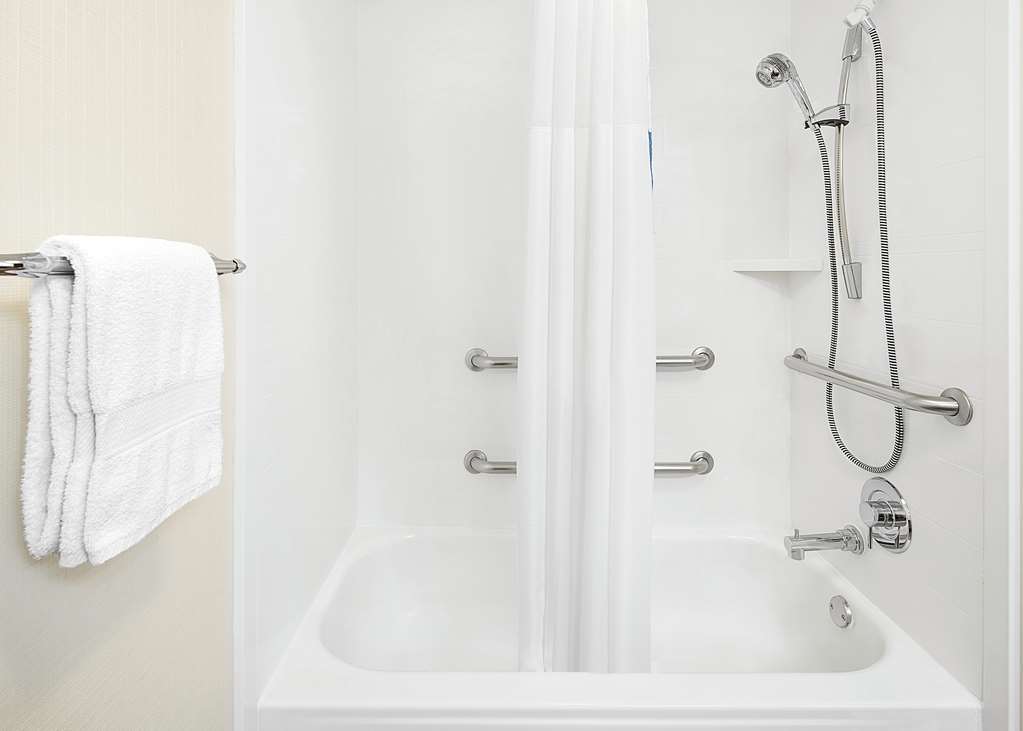 Guest room bath