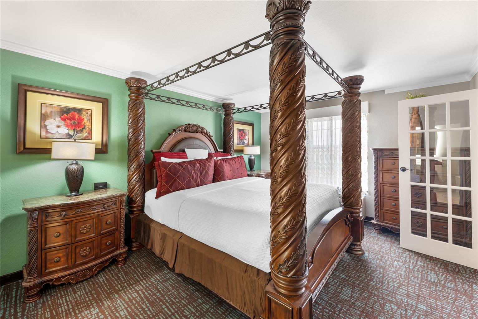 King Suite (Whirlpool and 2 Sofas)