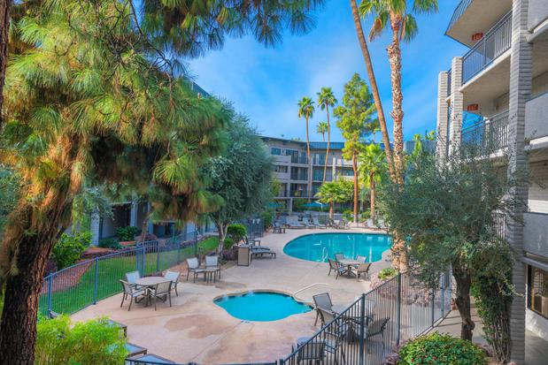 Images Holiday Inn & Suites Phoenix Airport North by IHG