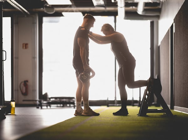 Individuelle Betreuung und Haltungskorrektur beim Training - David Nikolaitschik - Personal Trainer in Mannheim