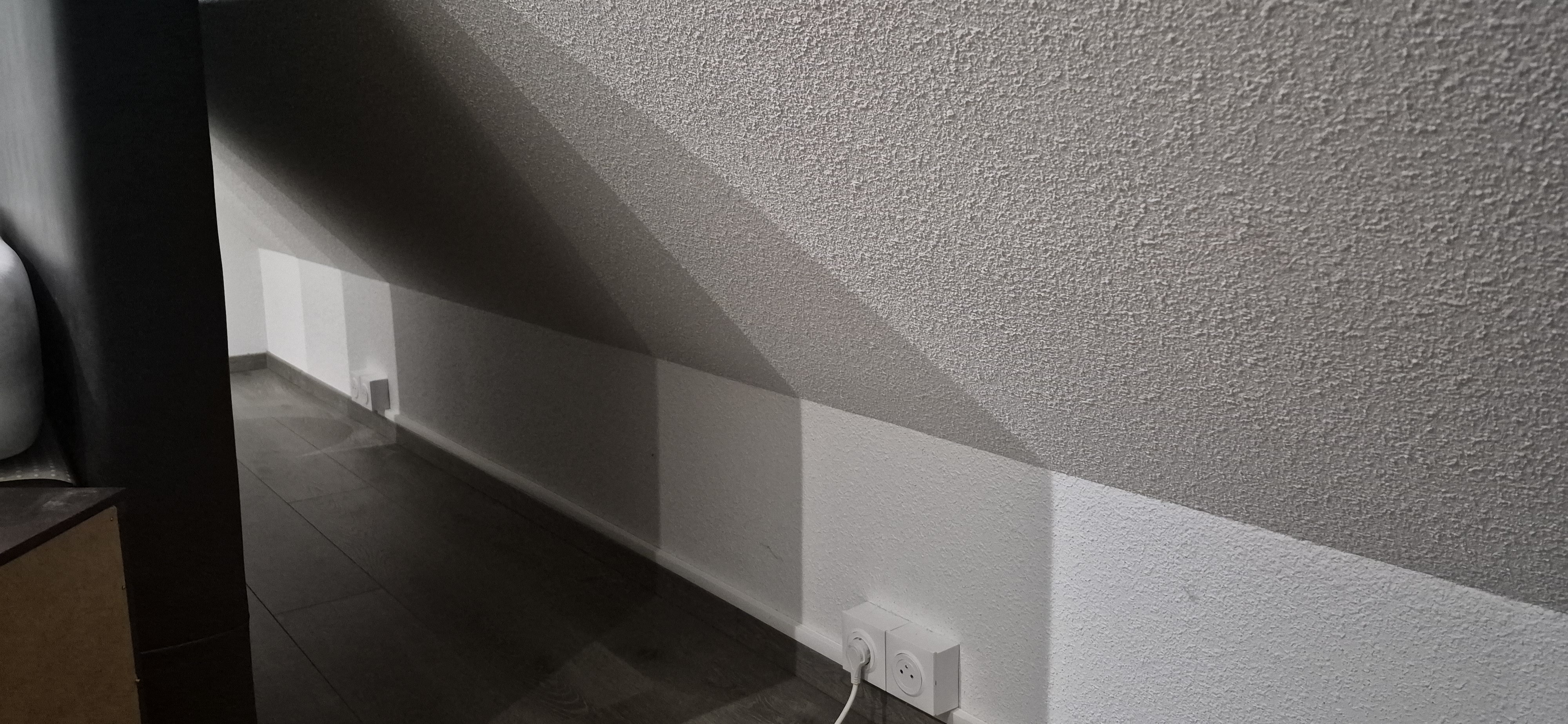 installation d'un circuit de 4 prises en saillie (non encastré et apparent) à la tête de lit en sous pente