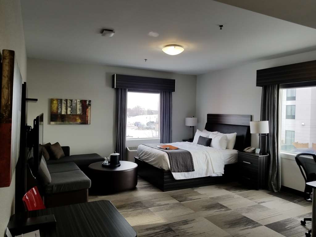 Standard One Queen Bed Best Western Plus Airport Inn & Suites Saskatoon (306)986-1514