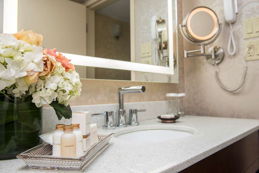 Best Western Premier Chateau Granville Hotel & Suites & Conf. Centre in Vancouver: King Bathroom Amenity
