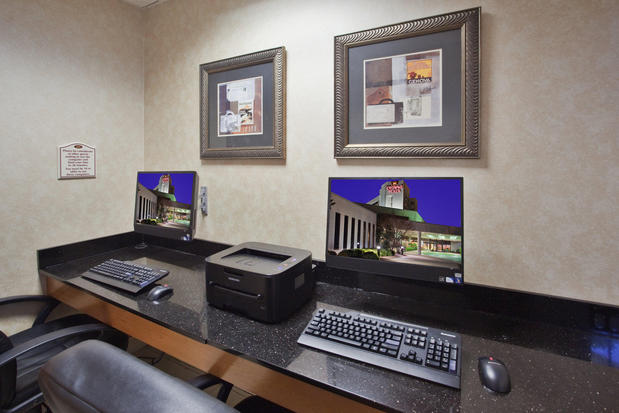 Images Crowne Plaza Virginia Beach Town Center by IHG