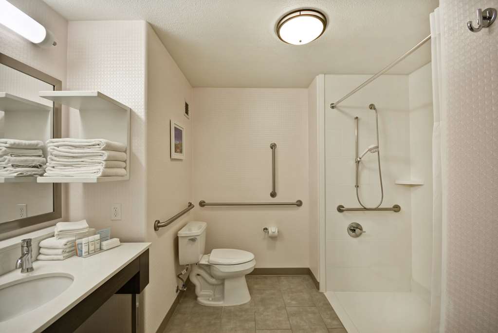 Guest room bath