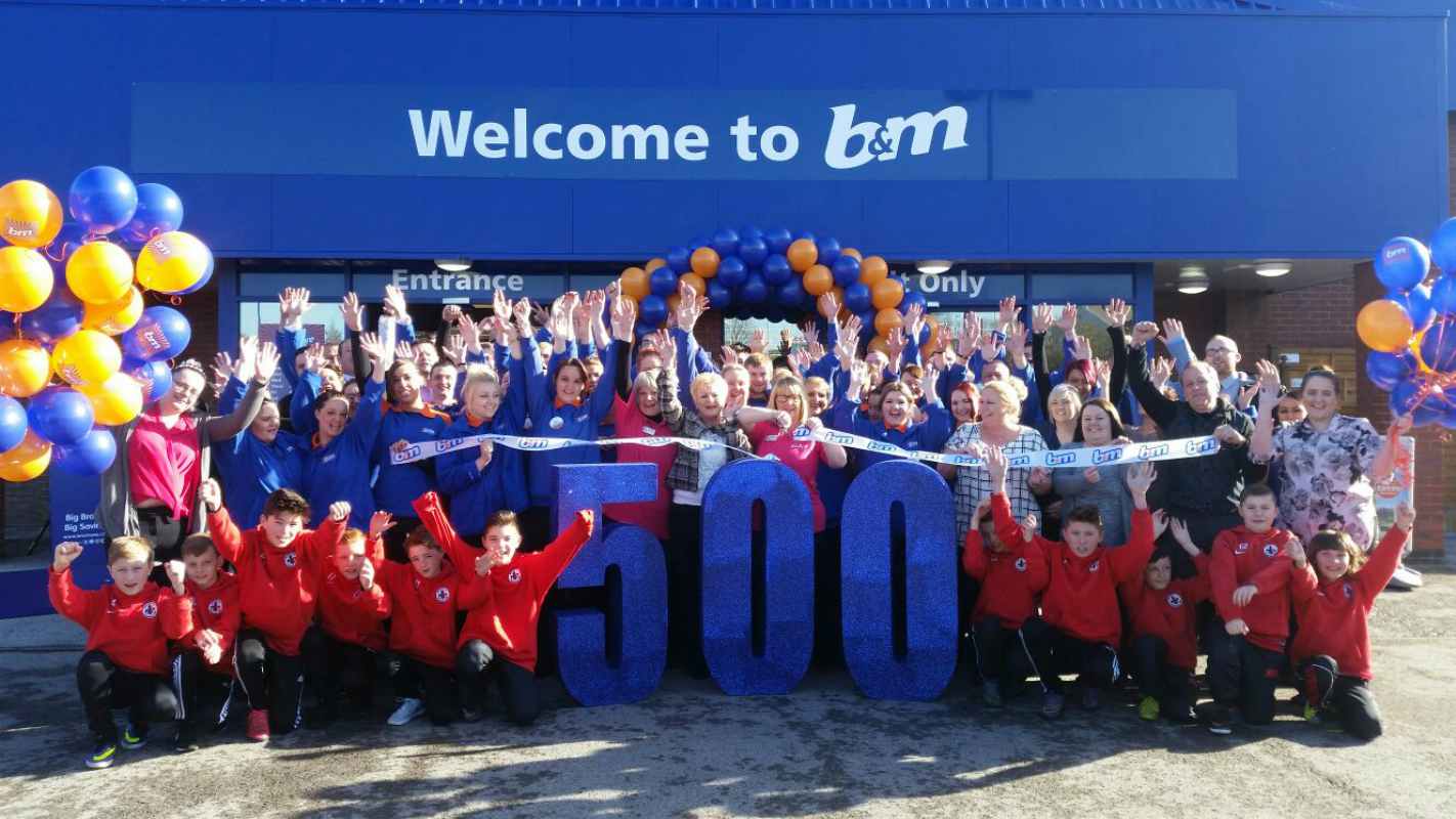 The brand new B&M Mansfield - Baums Lane Home Store & Garden Centre being formally opened by Linda Beard, a representative from the Sue Ryder Charity who has gratefully received £250 worth of B&M vouchers and AC Manor under 12’s