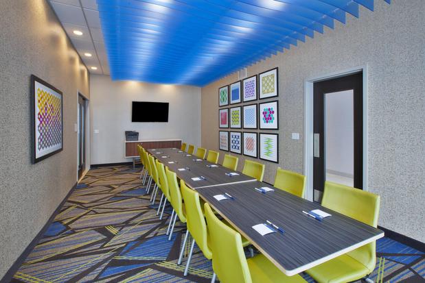 Images Holiday Inn Express & Suites Auburn Hills South, an IHG Hotel