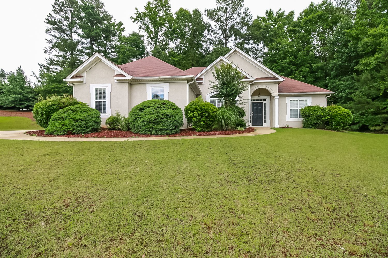 Charming home with a large lawn at Invitation Homes Atlanta.