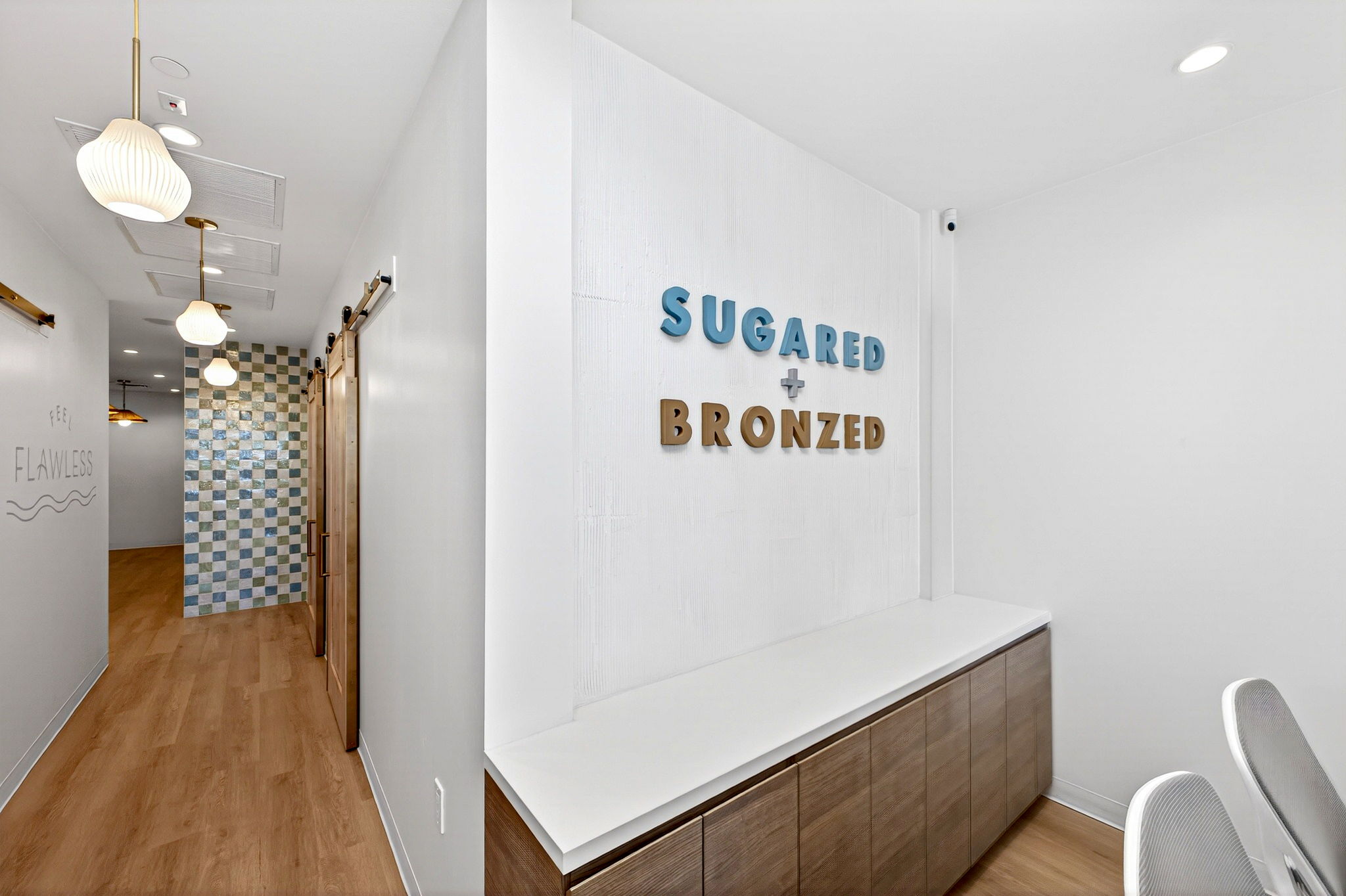 SUGARED + BRONZED La Jolla Feel Flawless Hallway