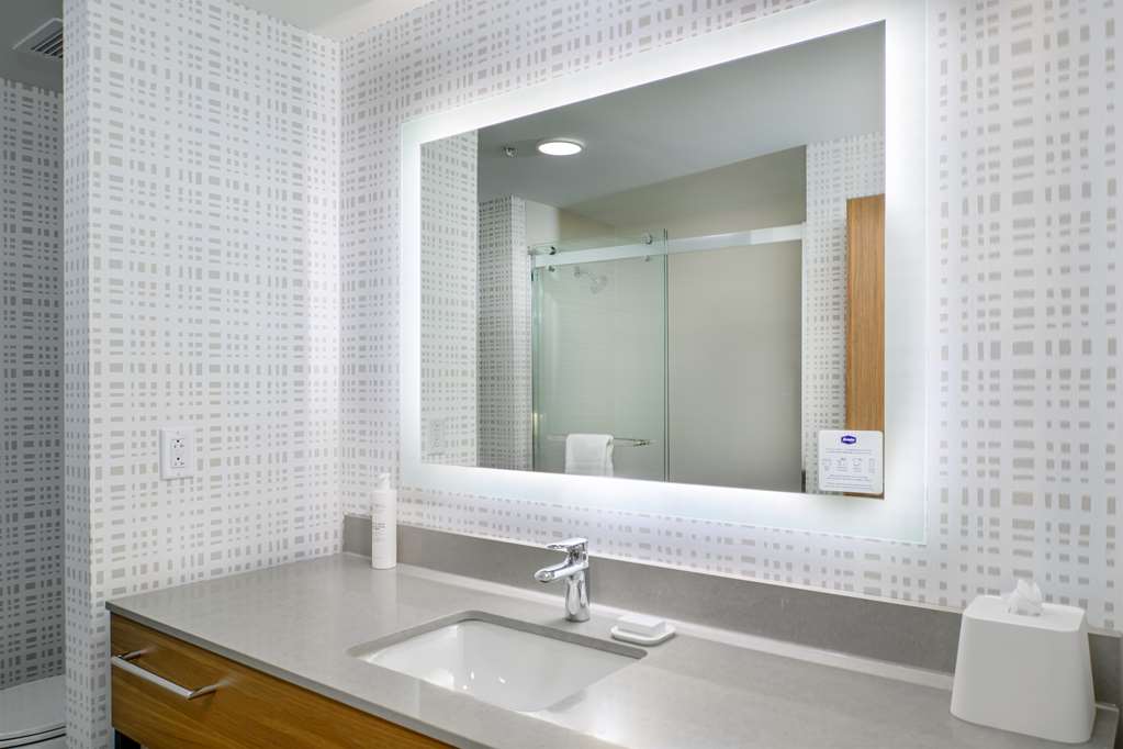 Guest room bath