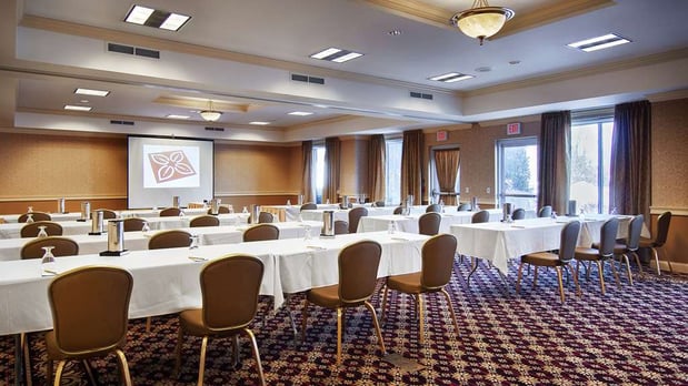 Images Hilton Garden Inn Milwaukee Northwest Conference Center