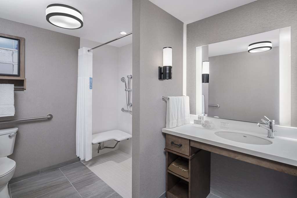 Guest room bath