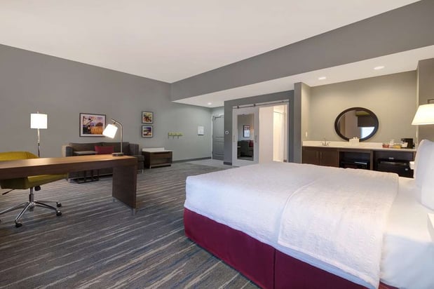 Images Hampton Inn & Suites Marina