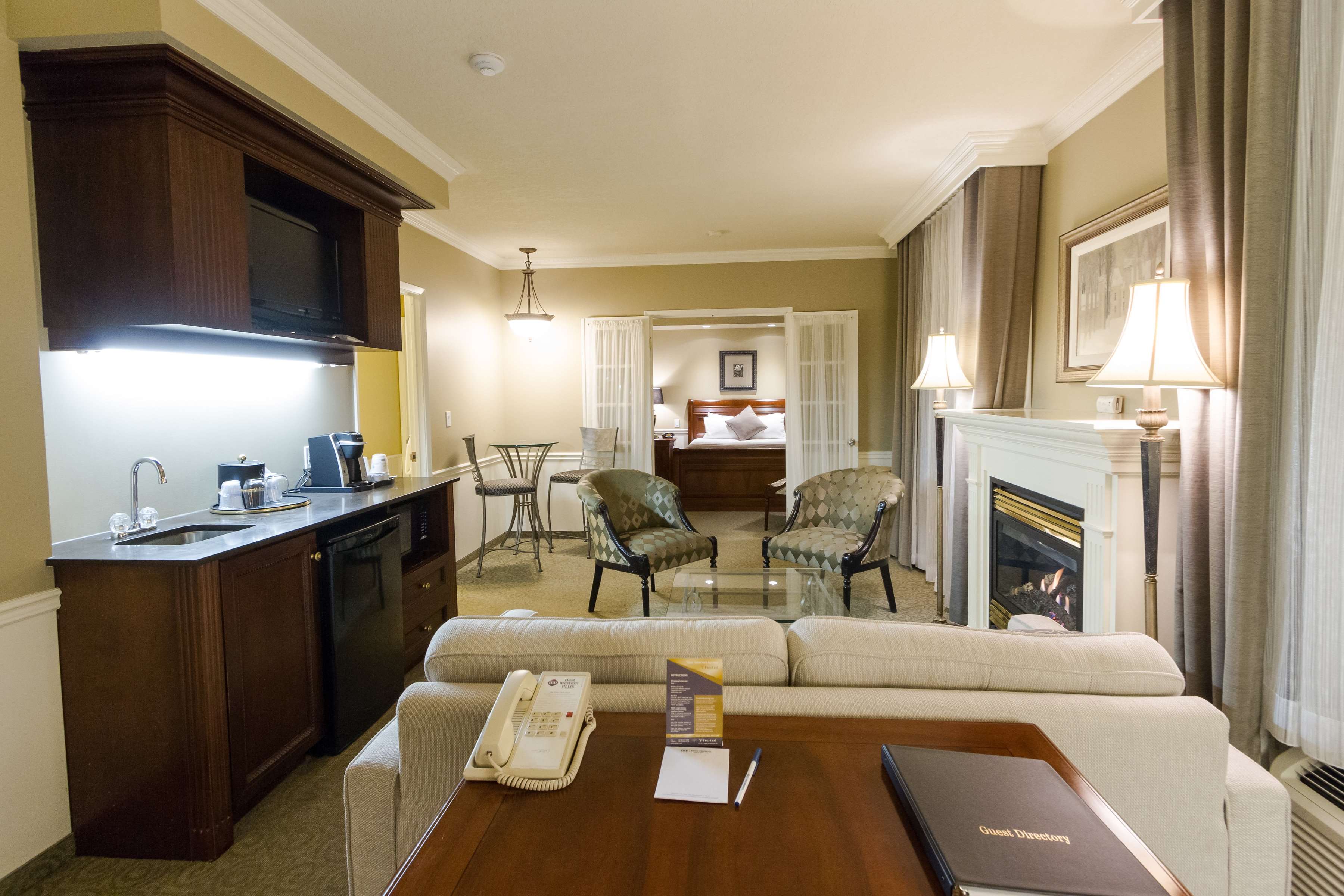 Two Queen Suite Living Room Area Best Western Plus The Arden Park Hotel Stratford (519)275-2936