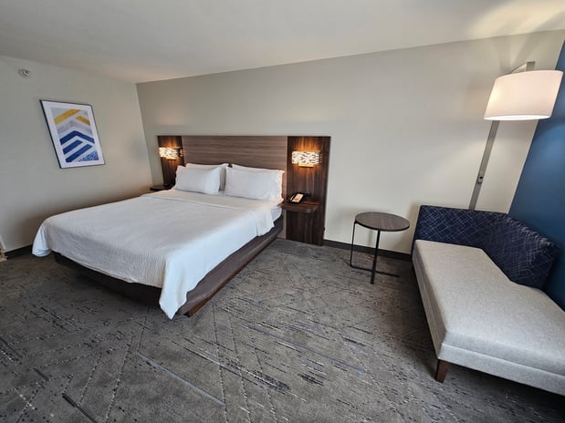 Images Holiday Inn Express & Suites Cincinnati-Blue Ash by IHG