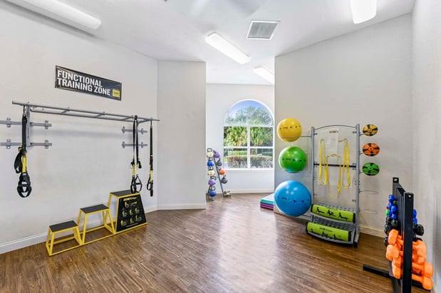 Images Halston World Gateway Apartment Homes