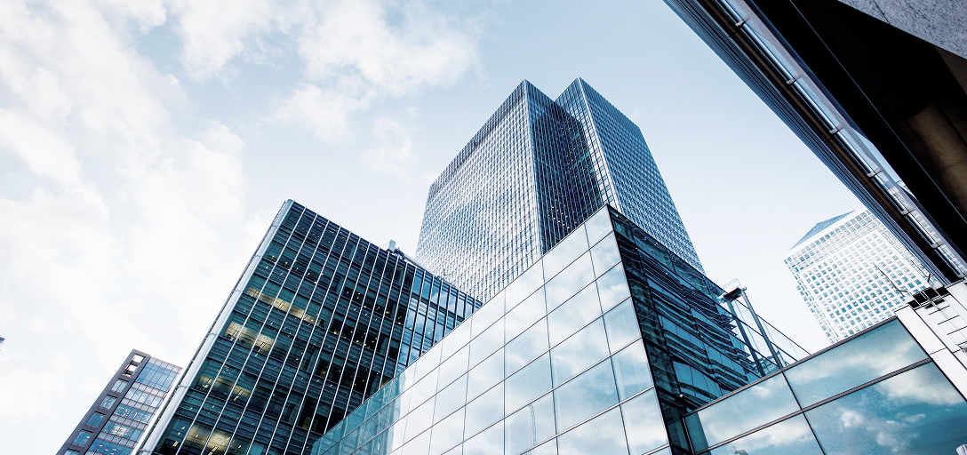 Un grand immeuble de bureaux.