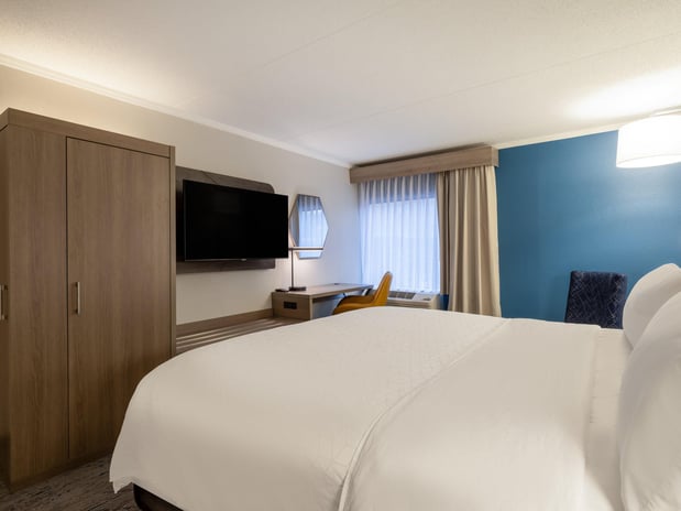 Images Holiday Inn Express & Suites Greensboro-(I-40 @ Wendover) by IHG