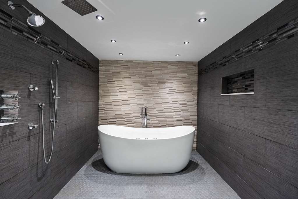 Guest room bath