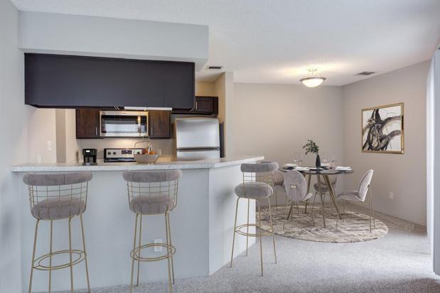 Images The Lakes of Schaumburg Apartment Homes