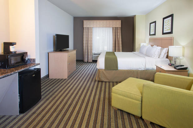 Images Holiday Inn Express & Suites Alvarado, an IHG Hotel