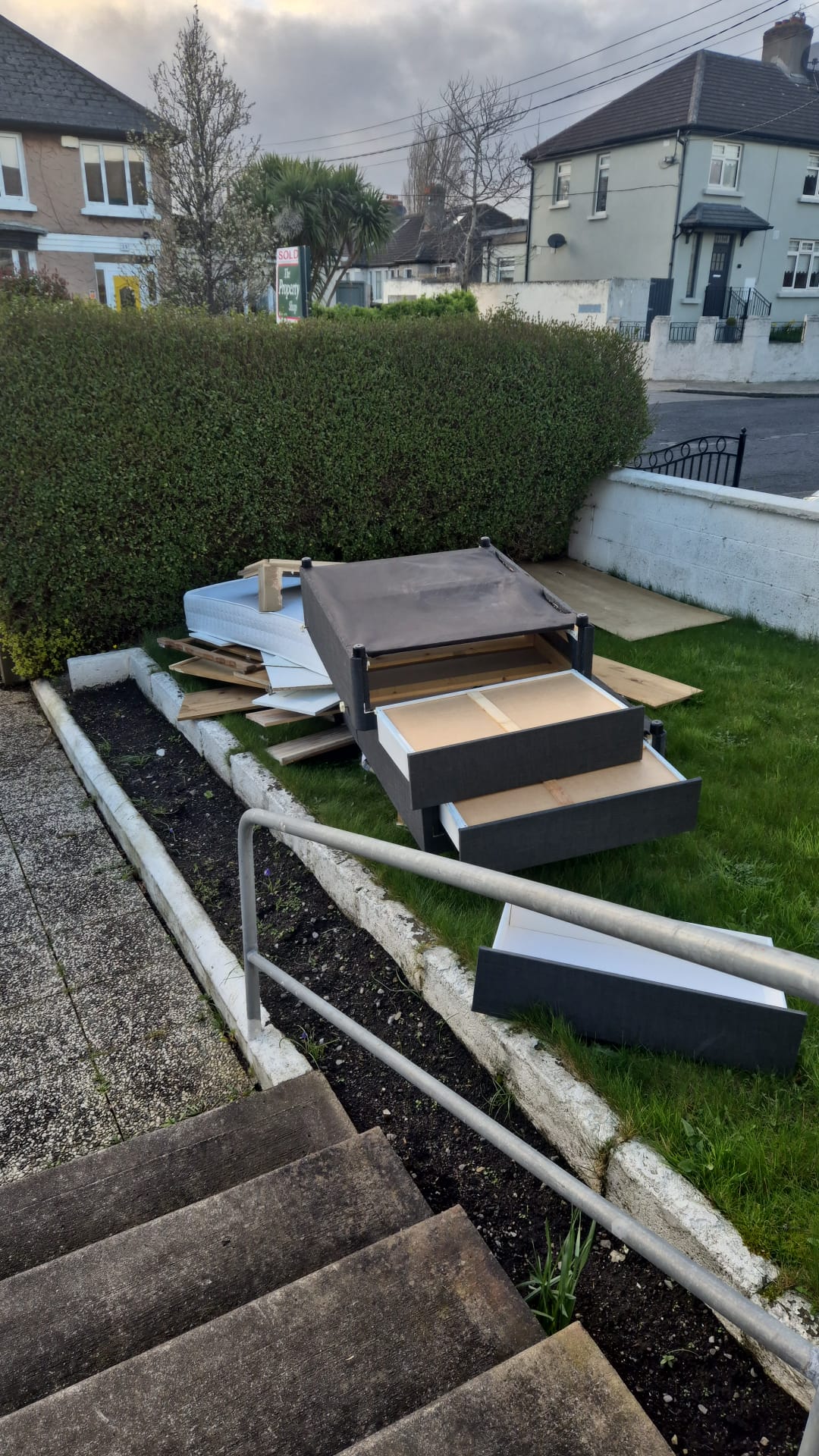 Residential Rubbish Removal, Commercial Waste Removal, Garden Waste Clearance, Construction & Renovation Waste Removal, Attic, Garage & Shed Clearance, Tree Removal & Green Waste Recycling