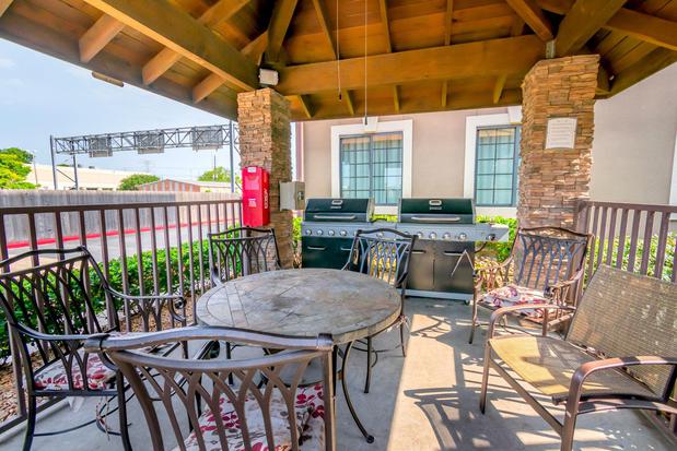Images Staybridge Suites Houston IAH - Beltway 8 by IHG