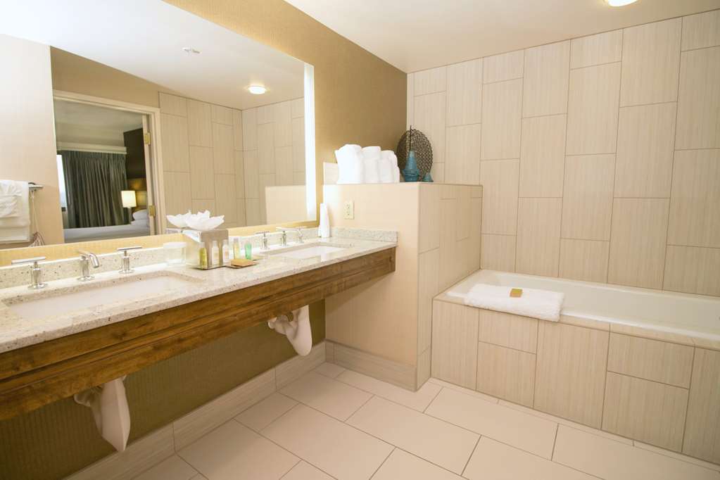 Guest room bath