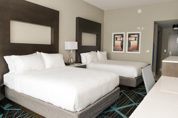 Images Holiday Inn Express & Suites Charlotte Airport, an IHG Hotel