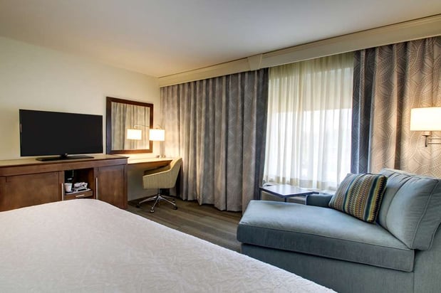 Images Hampton Inn & Suites Milwaukee West