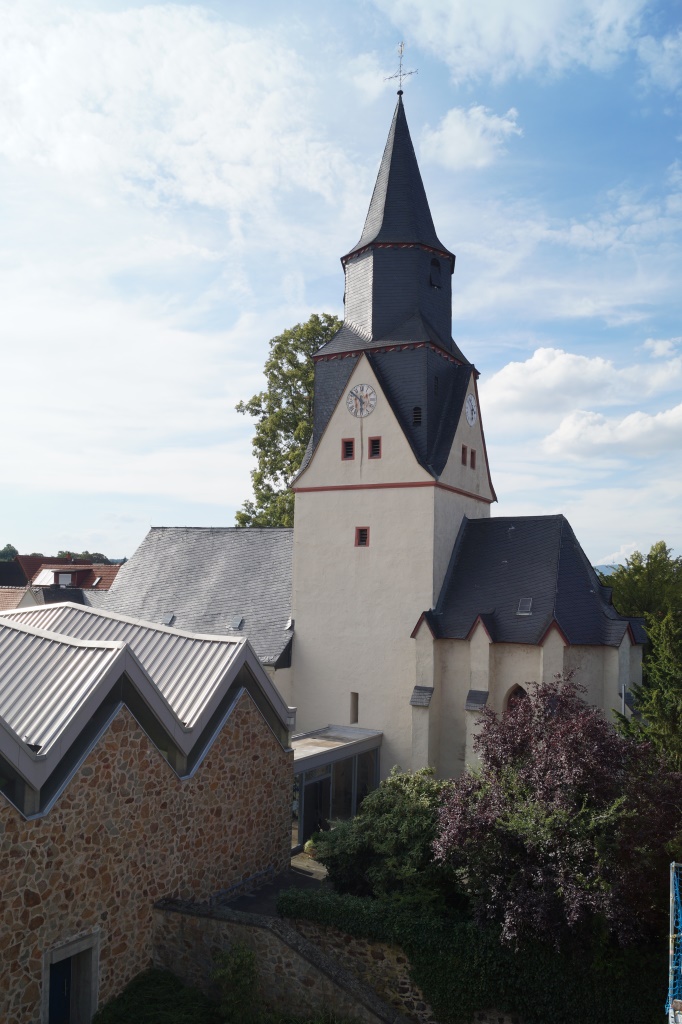 Die Martinskirche steht im alten Ortskern von Heuchelheim.