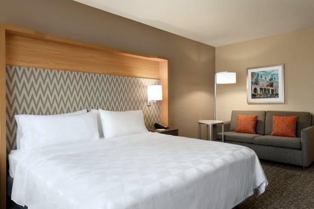 Images Holiday Inn & Suites Council Bluffs-I-29 by IHG