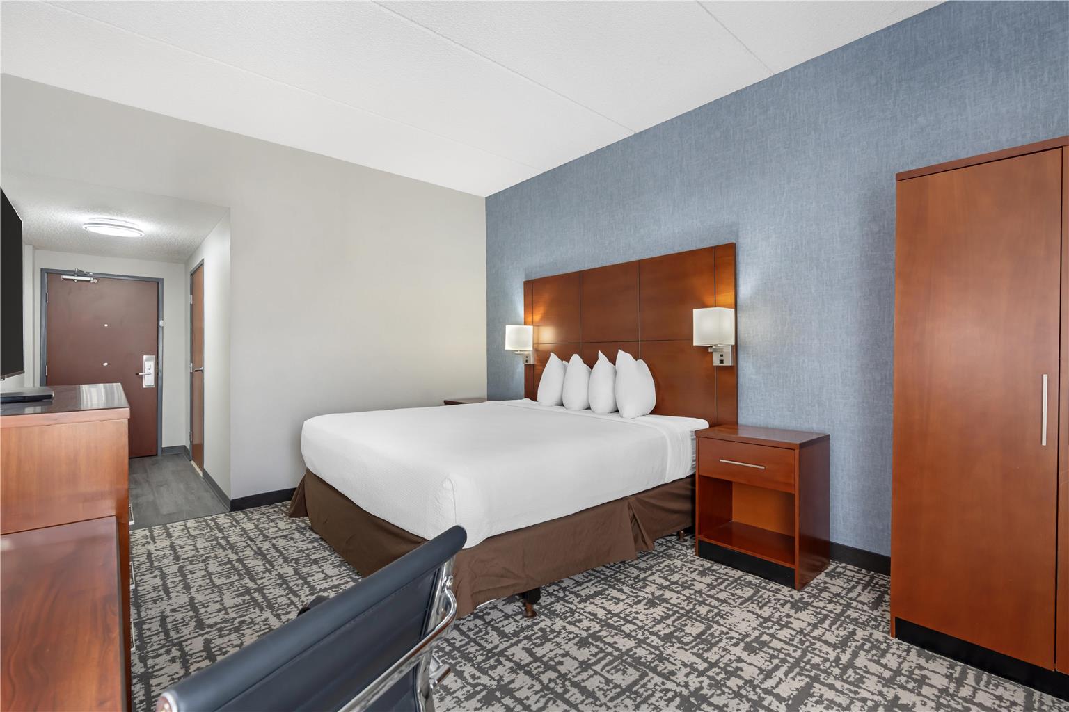 ADA - 1 King Bed w/ Bathtub