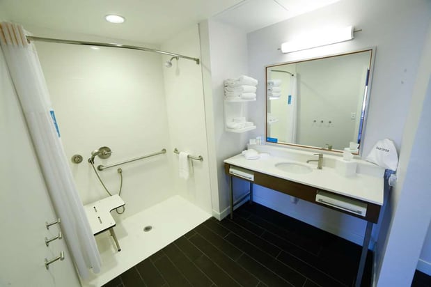 Images Hampton Inn & Suites Forest City